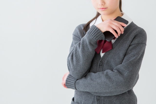 スマホを持つ女子