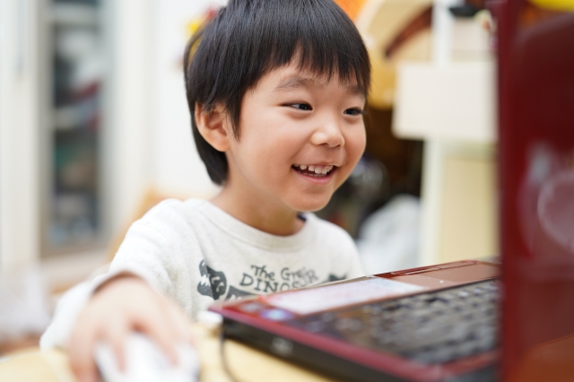 パソコンを触る小学生