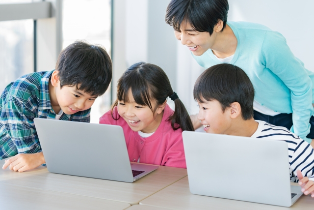 子供達 パソコン 小学生