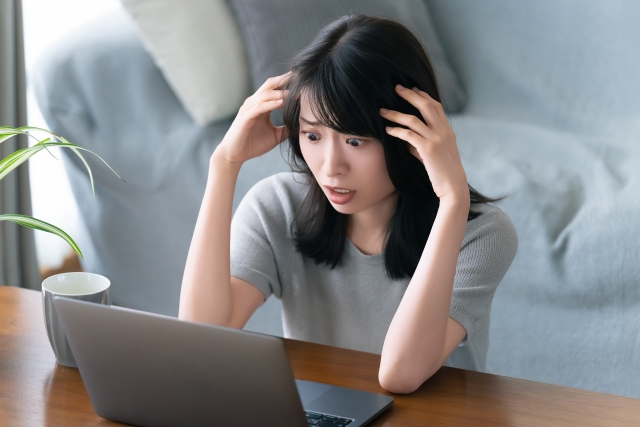 PC 悩む女性